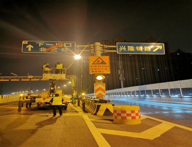 嘉兴郑州市北三环彩虹桥交通标志牌安装现场
